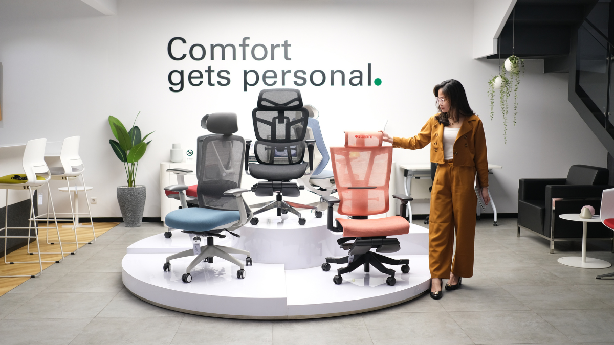 Koleksi kursi ergonomis Stramm dengan berbagai desain dan warna di showroom, menampilkan kursi kerja modern dan nyaman untuk kebutuhan workspace profesional.