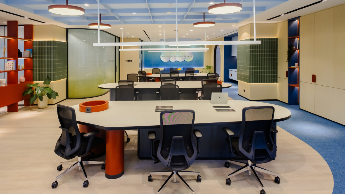 Interior kantor modern dengan kursi kantor ergonomis dan meja meeting