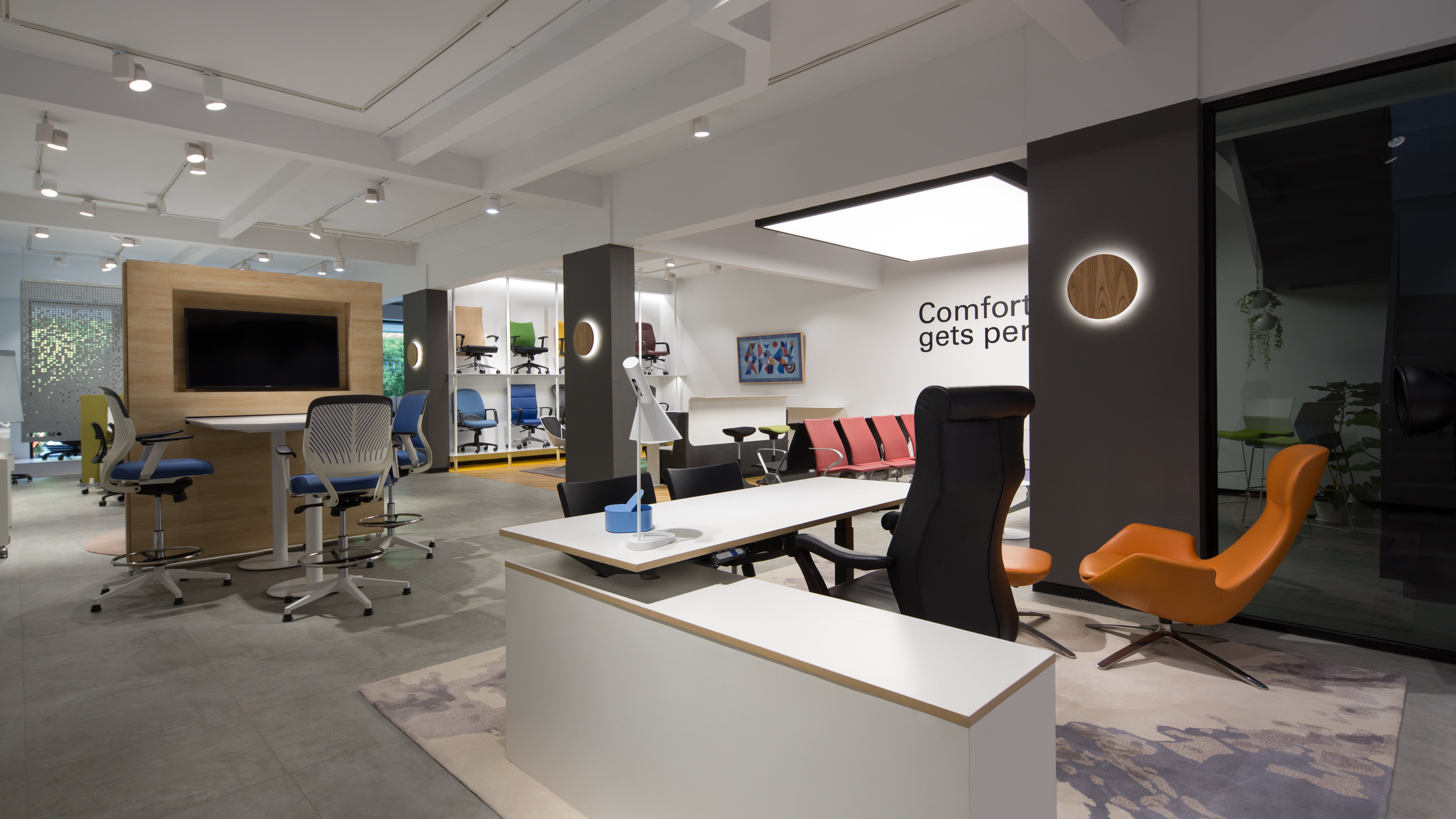 Showroom kursi kantor modern dengan berbagai pilihan kursi ergonomis, kursi kerja eksekutif, dan kursi tamu dengan desain minimalis.