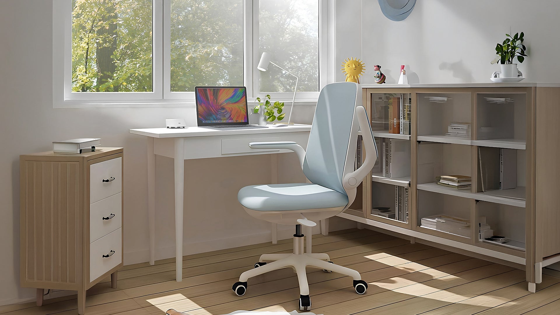 Ruang kerja minimalis dengan kursi kantor ergonomis berwarna putih dan biru muda, meja kerja putih, kabinet laci, dan rak buku kaca beraksen kayu dalam ruangan yang terang dan nyaman.